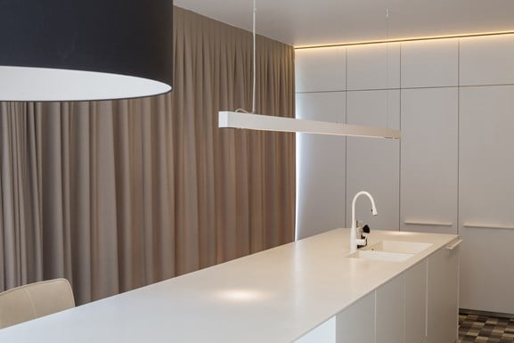 White aluminium profile lighting in a kitchen